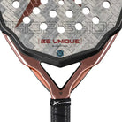 Detail Drop Shot Blitz Attack 2025 padelracket – traanvormig model met 24K Carbon Twill, EVA Pro High Density-kern en trillingsdemping.