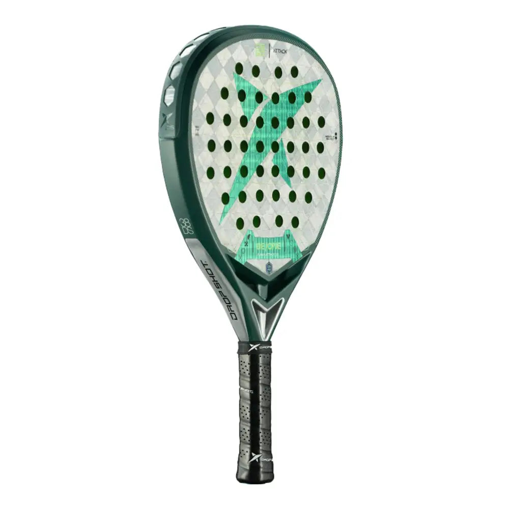 Schuin vooraanzicht Drop Shot Furia Attack 1.0 2025 padelracket – traanvorm met 18K Carbon, EVA Pro-kern en trillingsdemping.