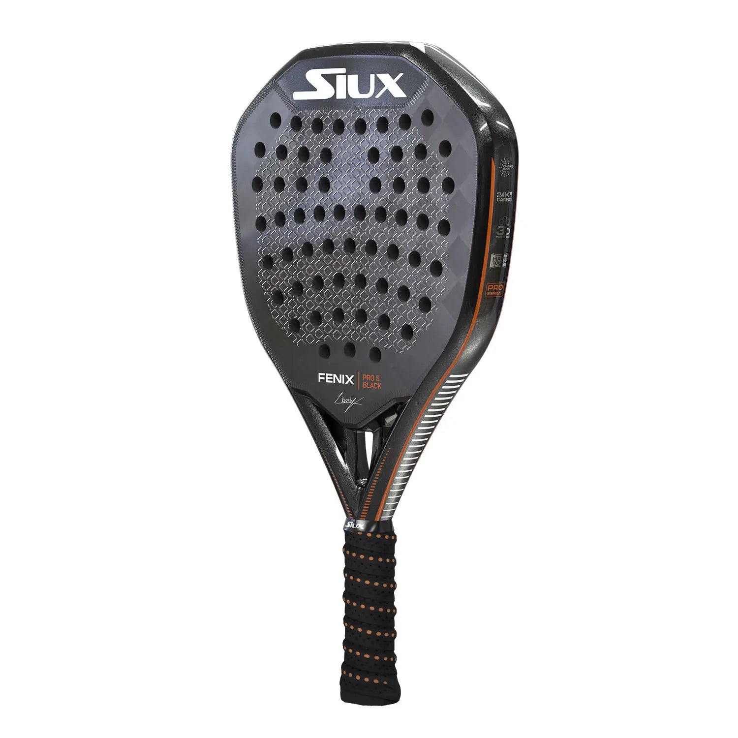 Schuin vooraanzicht Siux Fenix Pro 5 Black 2025 padelracket – Leo Augsburger Edition. Diamantvorm met 24K Carbon, Black EVA-kern en 3D-oppervlak.