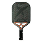 Vooraanzicht Drop Shot Axion Attack 1.0 pickleballracket – 24K Carbon Twill Silver, honeycomb-kern en siliconen insert voor power en spin.