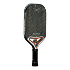 Schuin vooraanzicht Drop Shot Axion Attack 1.0 pickleballracket – 24K Carbon Twill Silver, honeycomb-kern en siliconen insert voor power en spin.