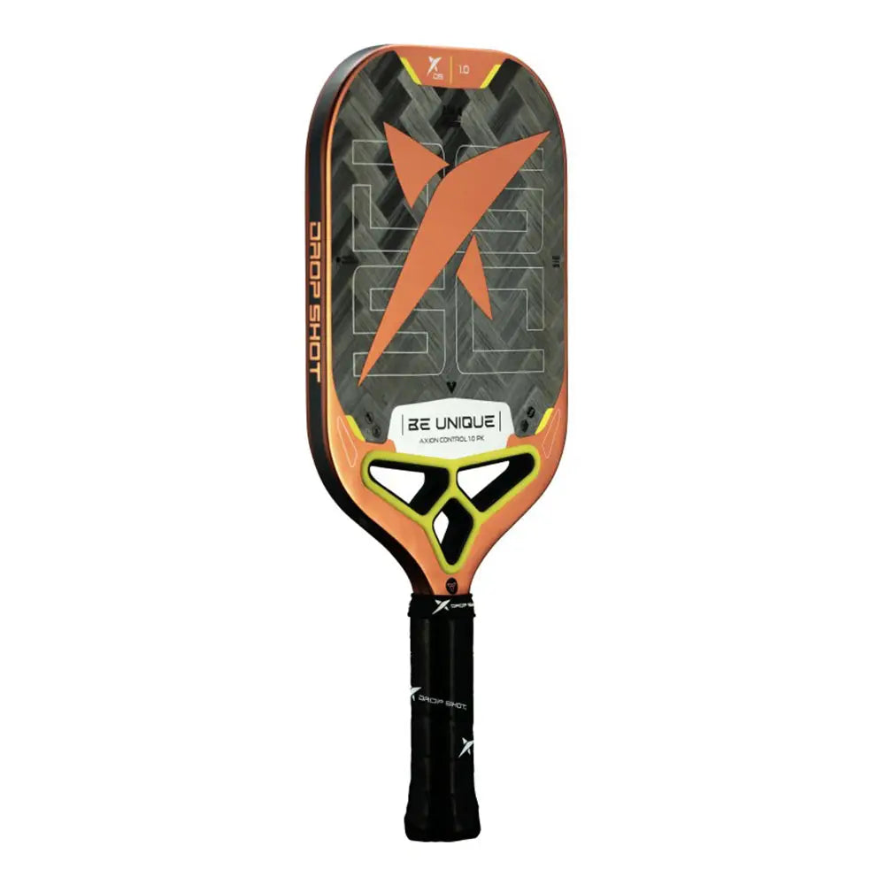 Schuin vooraanzicht Drop Shot Axion Control 1.0 pickleballracket – 24K Carbon Twill, honeycomb-kern en siliconen insert voor precisie en comfort.