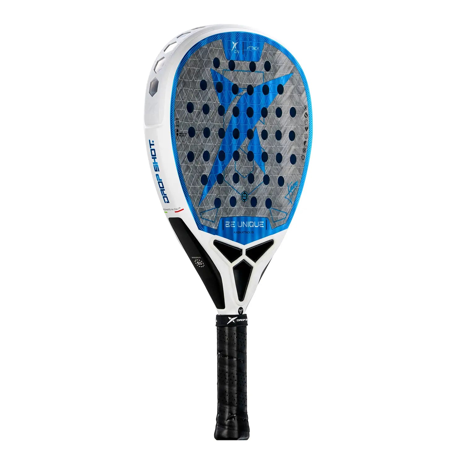 Schuin vooraanzicht Drop Shot Axion Attack 1.5 padelracket – Jon Sanz Edition, traanvormig model met 24K Carbon Twill en EVA Pro-kern. Donker grijs slagoppervlak met felblauwe accenten.
