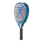 Schuin vooraanzicht Drop Shot Canyon Pro Attack 1.5 padelracket – Pablo Lima Edition. Diamantvorm, 24K Carbon Twill en EVA Pro-kern voor pure power en precisie. Grijs racket met lichtblauwe accenten.