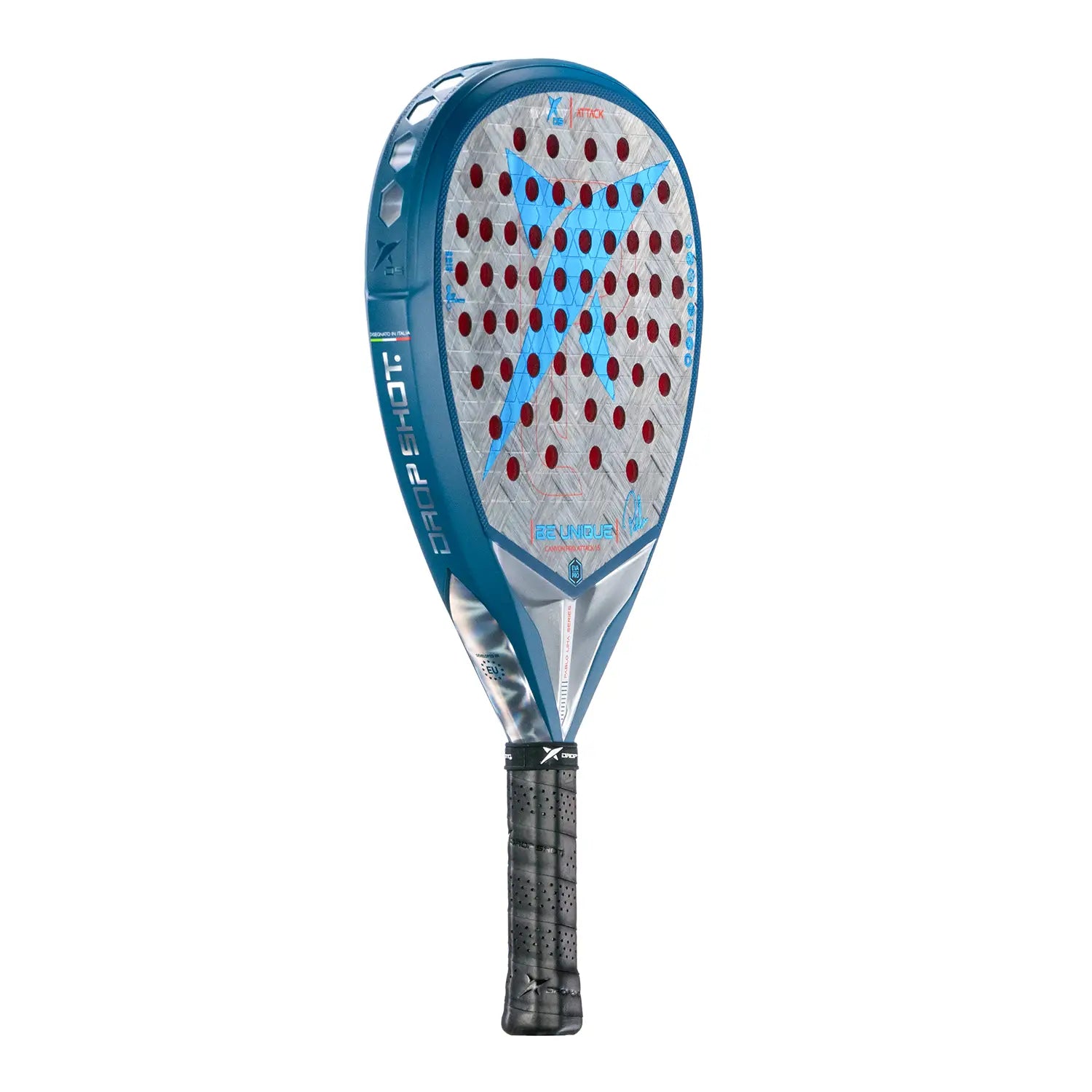 Schuin vooraanzicht Drop Shot Canyon Pro Attack 1.5 padelracket – Pablo Lima Edition. Diamantvorm, 24K Carbon Twill en EVA Pro-kern voor pure power en precisie. Grijs racket met lichtblauwe accenten.