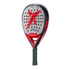 Schuin vooraanzicht Drop Shot Conqueror Attack 1.5 padelracket – traanvormig met 24K Carbon Twill, EVA Pro-kern en Vibra Tech. Grijs racket met rood Drop Shot logo.