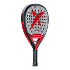Schuin vooraanzicht Drop Shot Conqueror Attack 1.5 padelracket – traanvormig met 24K Carbon Twill, EVA Pro-kern en Vibra Tech. Grijs racket met rood Drop Shot logo.