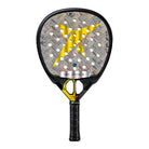 Vooraanzicht Drop Shot Explorer Pro Attack 1.5 padelracket – traanvormig model met 24K Carbon Twill, EVA Pro-kern en antivibratie-technologie. Zwart met gouden details.