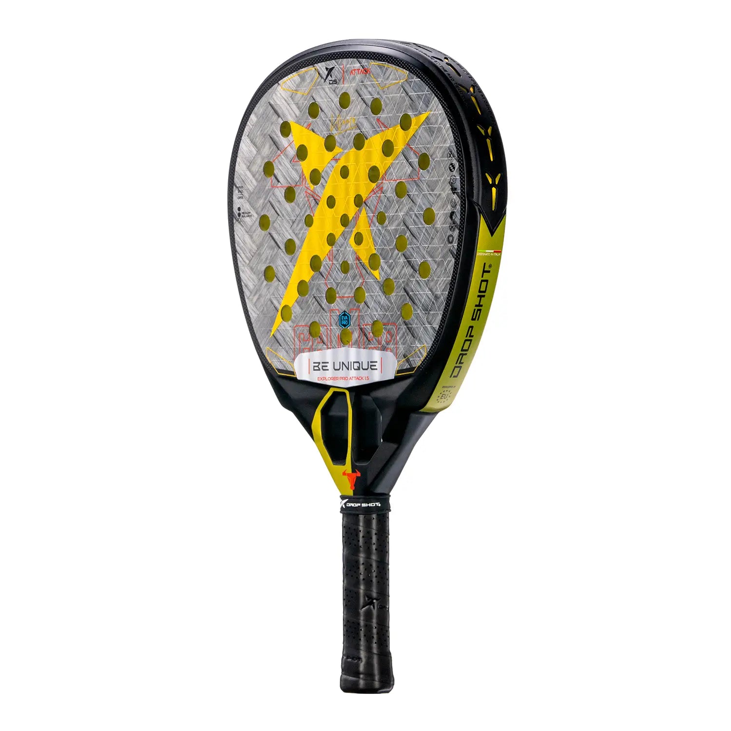 Schuin vooraanzicht Drop Shot Explorer Pro Attack 1.5 padelracket – traanvormig model met 24K Carbon Twill, EVA Pro-kern en antivibratie-technologie. Zwart met gouden details.