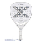Vooraanzicht Nox AT10 12K Alum Xtrem Attack 2026 – Agustín Tapia Edition. Diamantvormig padelracket met 12K Alum Xtrem Carbon, HR3 Black EVA-kern en Dual Spin-oppervlak.