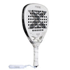 Schuin vooraanzicht Nox AT10 12K Alum Xtrem Attack 2026 – Agustín Tapia Edition. Diamantvormig padelracket met 12K Alum Xtrem Carbon, HR3 Black EVA-kern en Dual Spin-oppervlak.