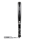 Zijaanzicht Nox AT10 Genius Attack 18K Alum 2026 – Agustín Tapia Edition. Diamantvormig padelracket met 18K Aluminized Carbon, MLD Black EVA-kern en Dual Spin-oppervlak.