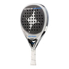Schuin vooraanzicht StarVie Astrum + 2025 padelracket – traanvormig model met 12K Carbon Hyper, M-EVA Balance en ruwe Spin Boost-afwerking.