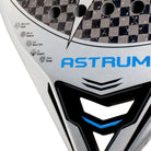 Detail StarVie Astrum + 2025 padelracket – traanvormig model met 12K Carbon Hyper, M-EVA Balance en ruwe Spin Boost-afwerking.