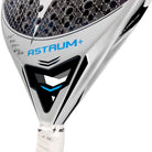Detail StarVie Astrum + 2025 padelracket – traanvormig model met 12K Carbon Hyper, M-EVA Balance en ruwe Spin Boost-afwerking.