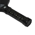 Handvat Adidas RX Carbon ATTK 2025 pickleballracket – verlengd model met ruw carbon blad, 16 mm dikte en brede sweetspot voor agressief aanvallend spel.