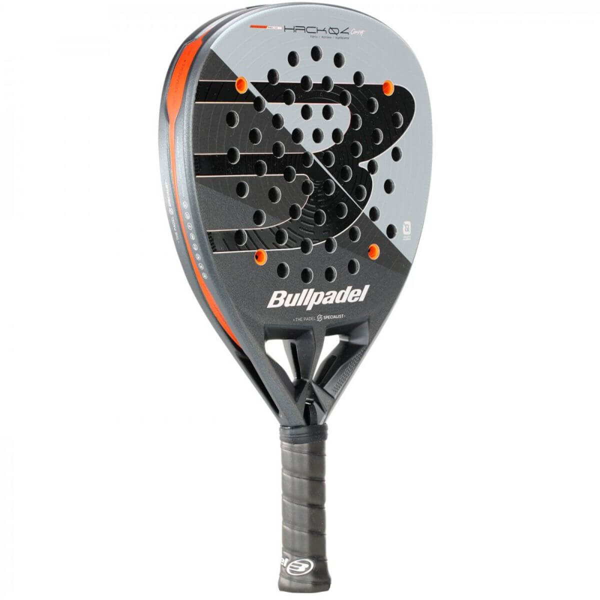 Schuin vooraanzicht grijs/groene Bullpadel Hack 04 CMF 26 padelracket – diamantvorm met Fibrix-blad, Multieva-kern en 3D Grain. Explosief en snel voor aanvallende spelers.