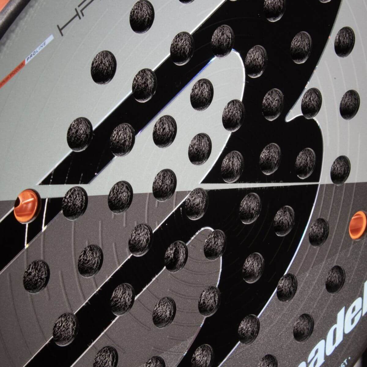 Detail grijs/groene Bullpadel Hack 04 CMF 26 padelracket – diamantvorm met Fibrix-blad, Multieva-kern en 3D Grain. Explosief en snel voor aanvallende spelers.