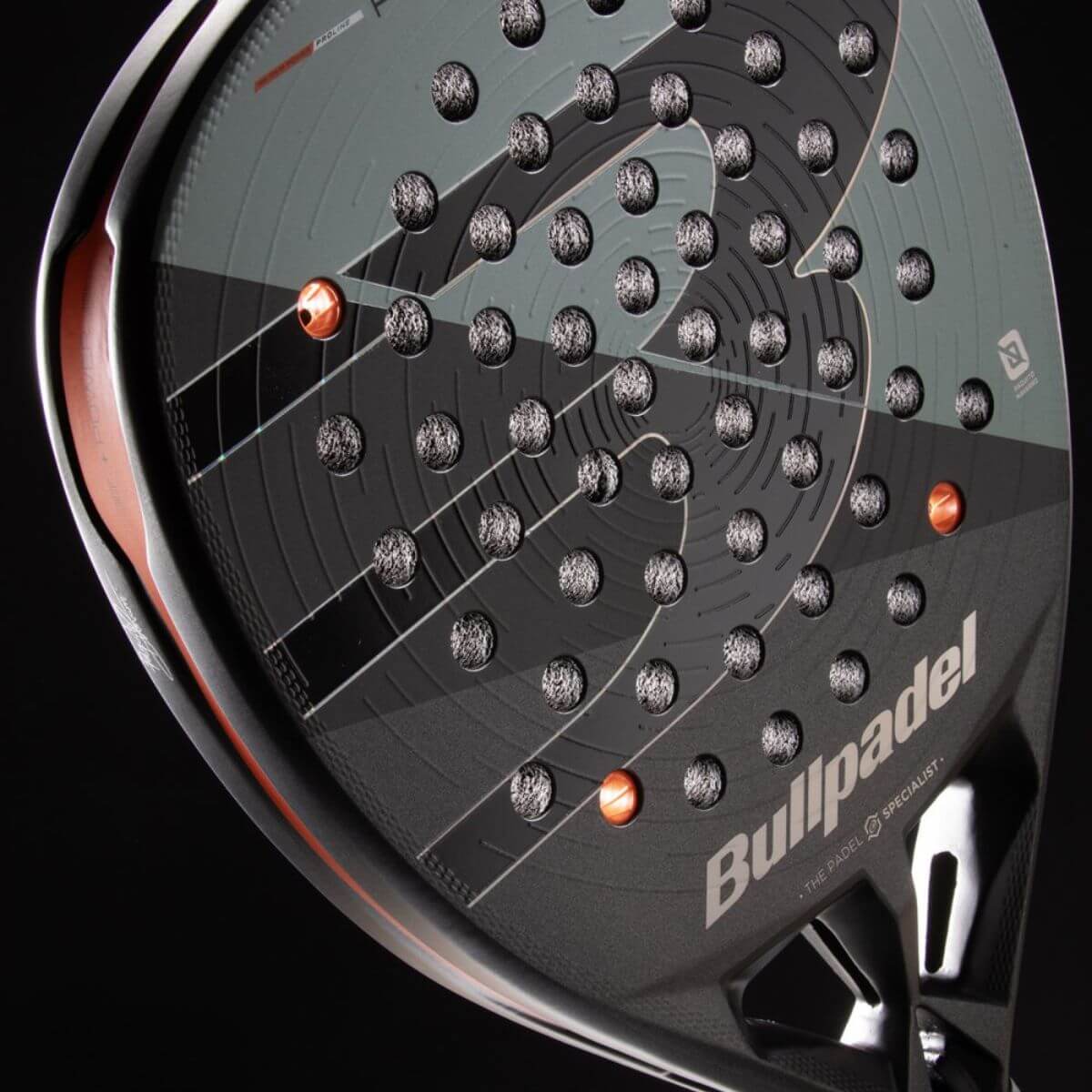 Detail grijs/groene Bullpadel Hack 04 CMF 26 padelracket – diamantvorm met Fibrix-blad, Multieva-kern en 3D Grain. Explosief en snel voor aanvallende spelers.