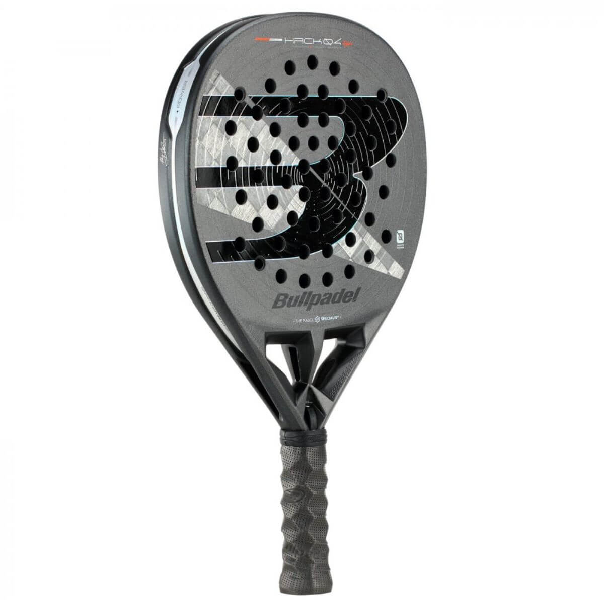 Schuin vooraanzicht Bullpadel Hack 04 26 padelracket – hybride vorm met 18K Aluminized Carbon, Multieva-kern en 3D Grain voor power en controle in counterattacks.
