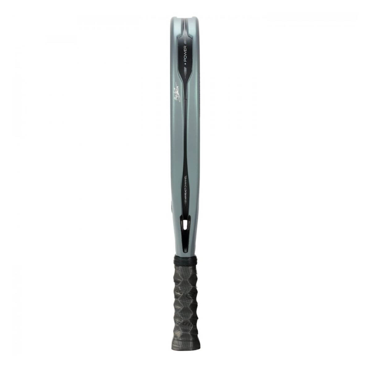 Zijaanzicht Bullpadel Hack 04 2026 padelracket – diamantvormig racket in zwart met grijs-blauwe accenten, ruwe 3D Grain-afwerking en hoog balanspunt voor maximale power en spin.