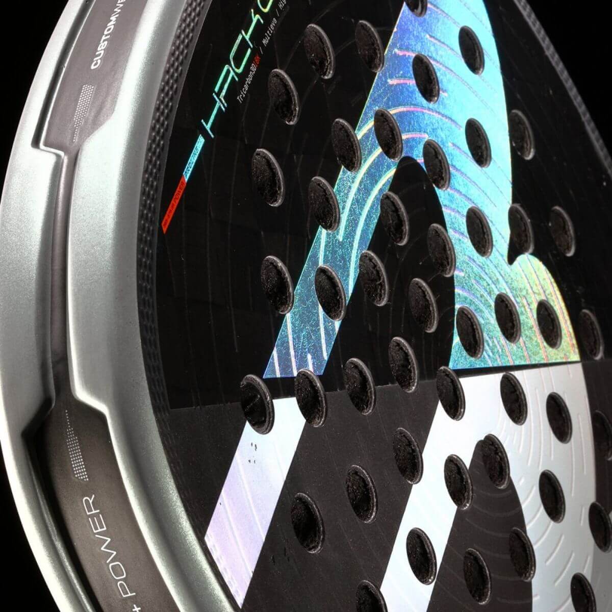 Detail Bullpadel Hack 04 2026 padelracket – diamantvormig racket in zwart met grijs-blauwe accenten, ruwe 3D Grain-afwerking en hoog balanspunt voor maximale power en spin.