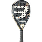 Schuin vooraanzicht Bullpadel Neuron 02 padelracket – hybride racket met PrismLock-frame, zwart design en 3D ruwe afwerking, ideaal voor controlegerichte spelers.