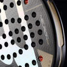 Detail van de Bullpadel Neuron 02 padelracket – hybride racket met PrismLock-frame, zwart design en 3D ruwe afwerking, ideaal voor controlegerichte spelers.