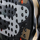 Detail van de Bullpadel Neuron 02 padelracket – hybride racket met PrismLock-frame, zwart design en 3D ruwe afwerking, ideaal voor controlegerichte spelers.