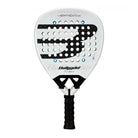 Vooraanzicht van het Bullpadel Vertex 05 2026 padelracket – diamantvormig racket in zwart-witdesign, met ruwe Top Spin-afwerking en geavanceerde technologieën voor power en controle.