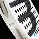 Detail van het Bullpadel Vertex 05 2026 padelracket – diamantvormig racket in zwart-witdesign, met ruwe Top Spin-afwerking en geavanceerde technologieën voor power en controle.