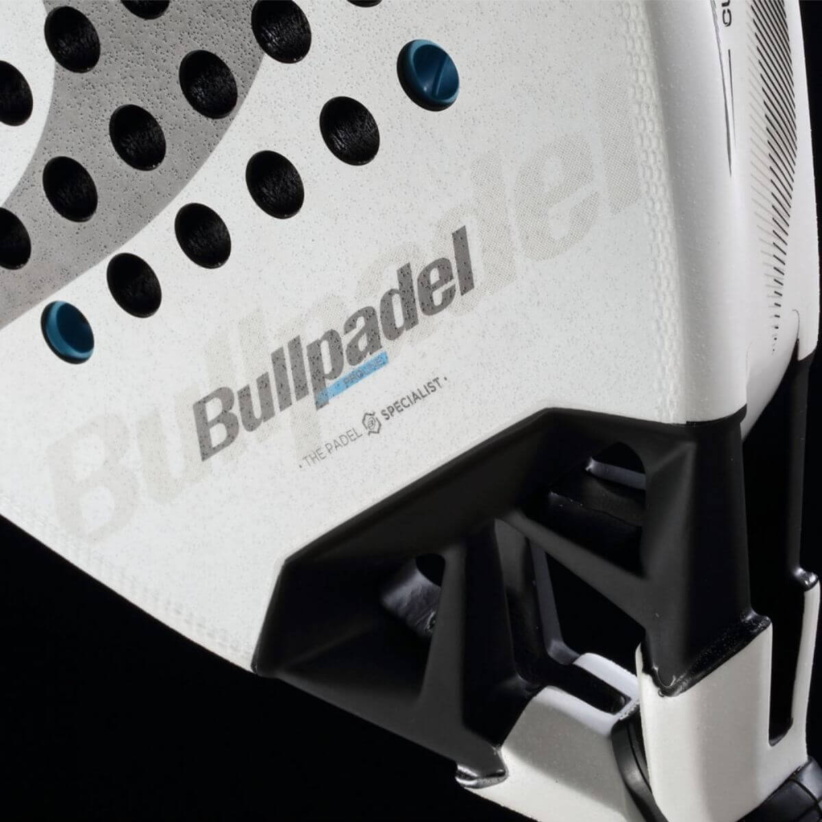 Detail van het Bullpadel Vertex 05 2026 padelracket – diamantvormig racket in zwart-witdesign, met ruwe Top Spin-afwerking en geavanceerde technologieën voor power en controle.
