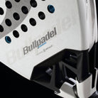 Detail van het Bullpadel Vertex 05 2026 padelracket – diamantvormig racket in zwart-witdesign, met ruwe Top Spin-afwerking en geavanceerde technologieën voor power en controle.