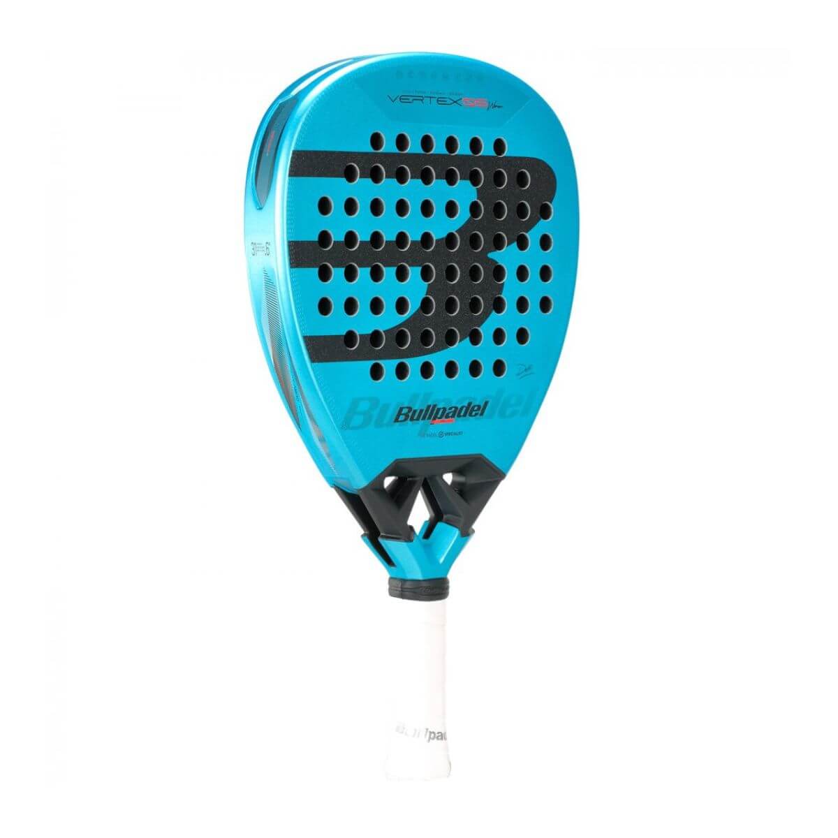 Schuin vooraanzicht Bullpadel Vertex 05 Woman 2025 padelracket – diamantvormig damesracket in modern licht blauw design, licht en wendbaar met ruwe Top Spin-afwerking.