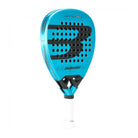 Schuin vooraanzicht Bullpadel Vertex 05 Woman 2025 padelracket – diamantvormig damesracket in modern licht blauw design, licht en wendbaar met ruwe Top Spin-afwerking.