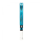 Zijkant Bullpadel Vertex 05 Woman 2025 padelracket – diamantvormig damesracket in modern licht blauw design, licht en wendbaar met ruwe Top Spin-afwerking.