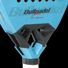 Close-up Bullpadel Vertex 05 Woman 2025 padelracket – diamantvormig damesracket in modern licht blauw design, licht en wendbaar met ruwe Top Spin-afwerking.