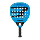 Vooraanzicht Bullpadel Vertex 05 GEO 2026 padelracket – geometrisch blad in diamantvorm, fel blauw design met zwarte accenten en ruwe Top Spin-afwerking.