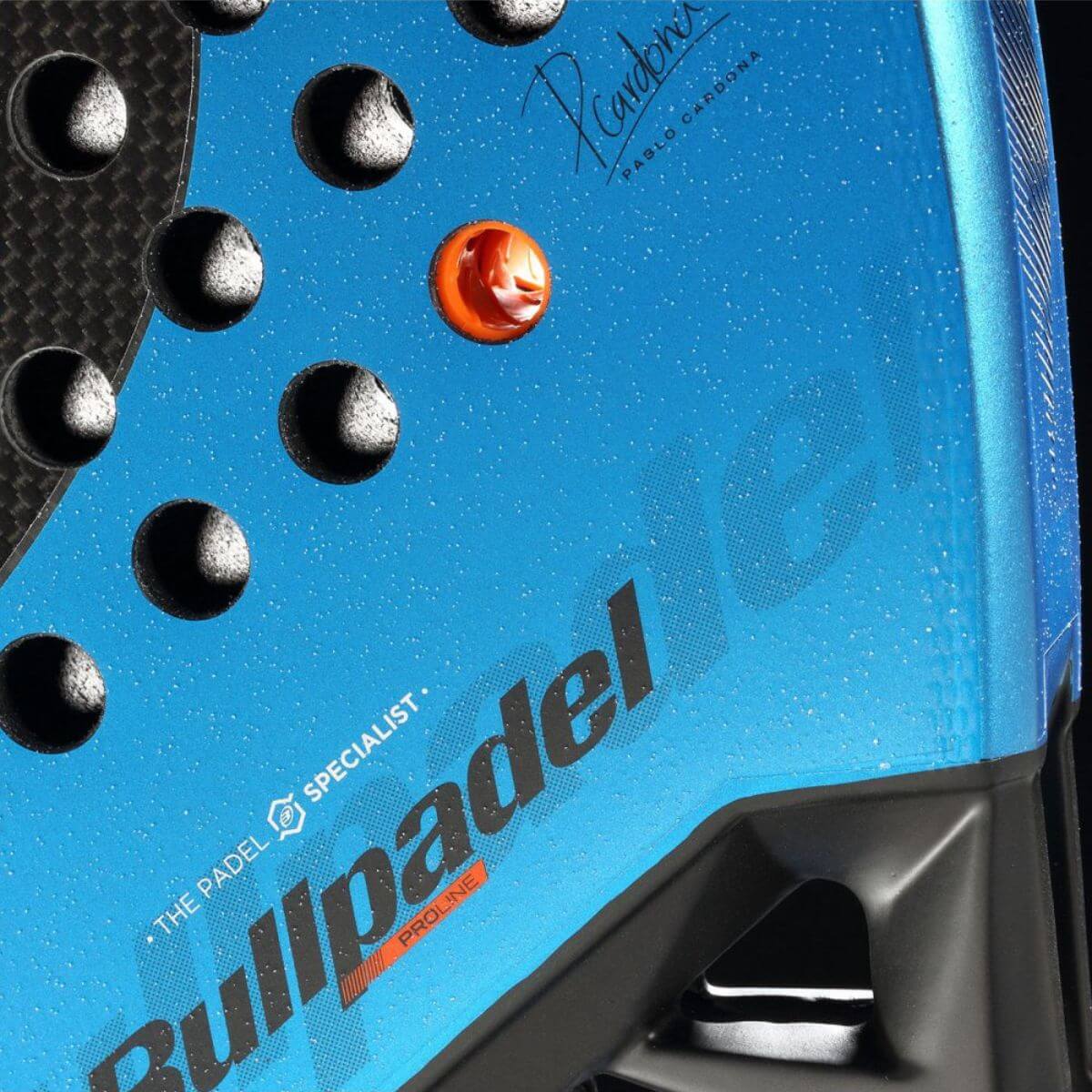 Detail Bullpadel Vertex 05 GEO 2026 padelracket – geometrisch blad in diamantvorm, fel blauw design met zwarte accenten en ruwe Top Spin-afwerking.