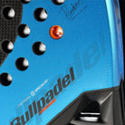 Detail Bullpadel Vertex 05 GEO 2026 padelracket – geometrisch blad in diamantvorm, fel blauw design met zwarte accenten en ruwe Top Spin-afwerking.