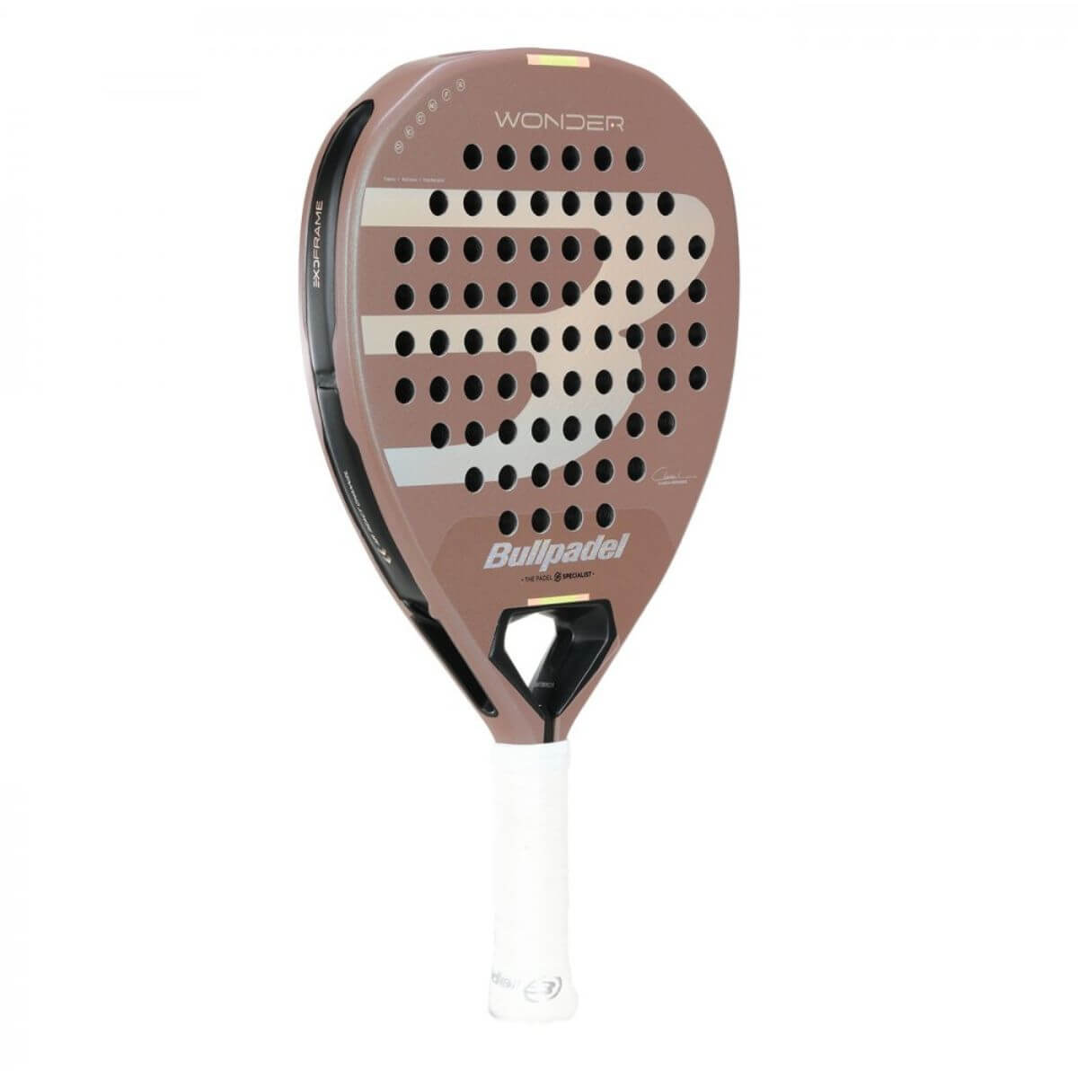 Schuin vooraanzicht Bullpadel Wonder 2025 padelracket – hybride damesracket geïnspireerd door Claudia Fernández, met modern design en 3D-ruwe afwerking.