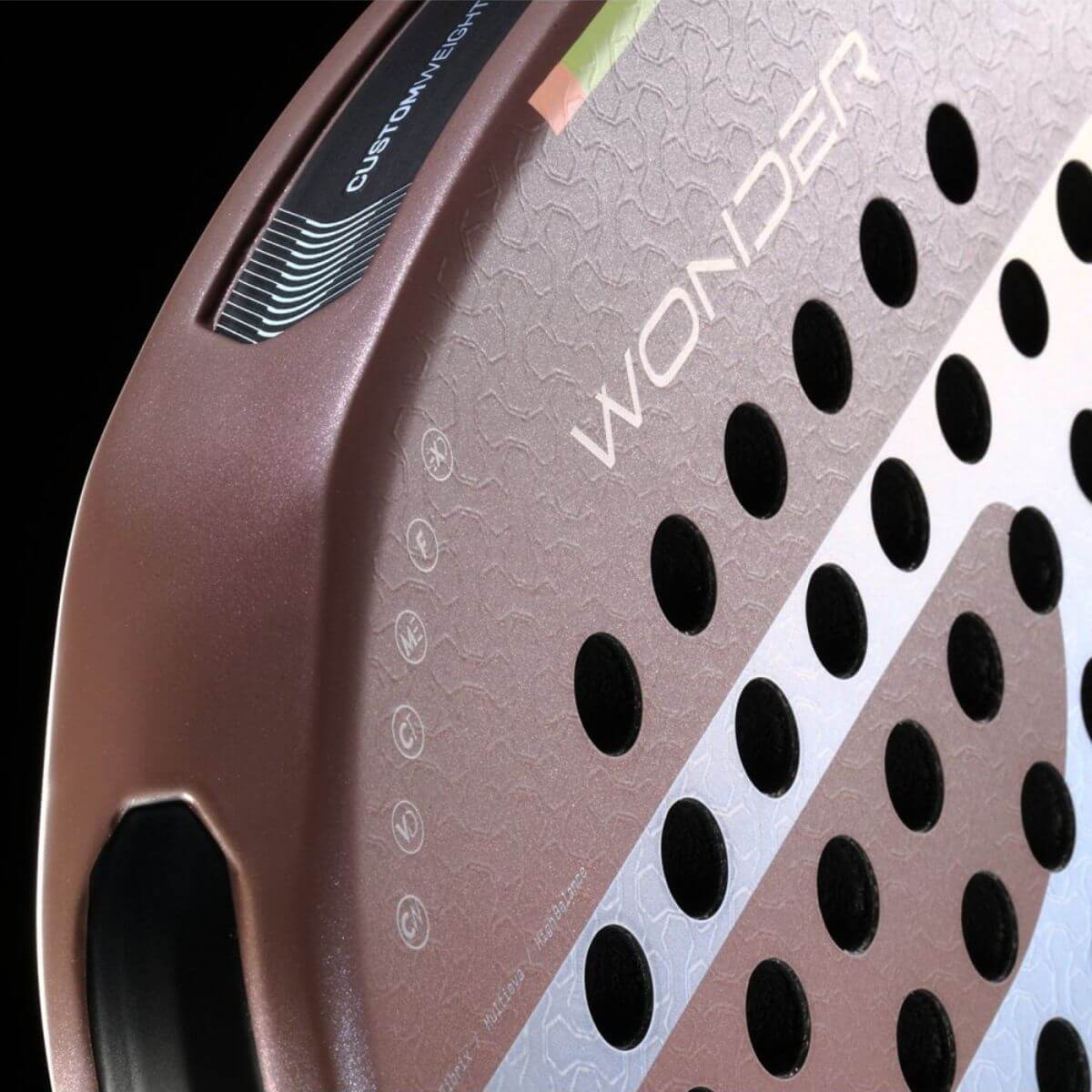 Detail Bullpadel Wonder 2025 padelracket – hybride damesracket geïnspireerd door Claudia Fernández, met modern design en 3D-ruwe afwerking.