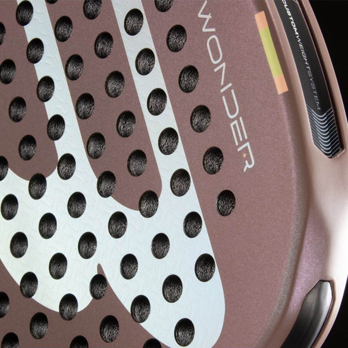 Detail Bullpadel Wonder 2025 padelracket – hybride damesracket geïnspireerd door Claudia Fernández, met modern design en 3D-ruwe afwerking.
