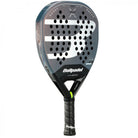 Schuin vooraanzicht grijze Bullpadel XPLO CMF 26 padelracket – Geometric vorm met Fibrix-blad, Multieva-kern en 3D Grain. Explosieve power met ultiem comfort.