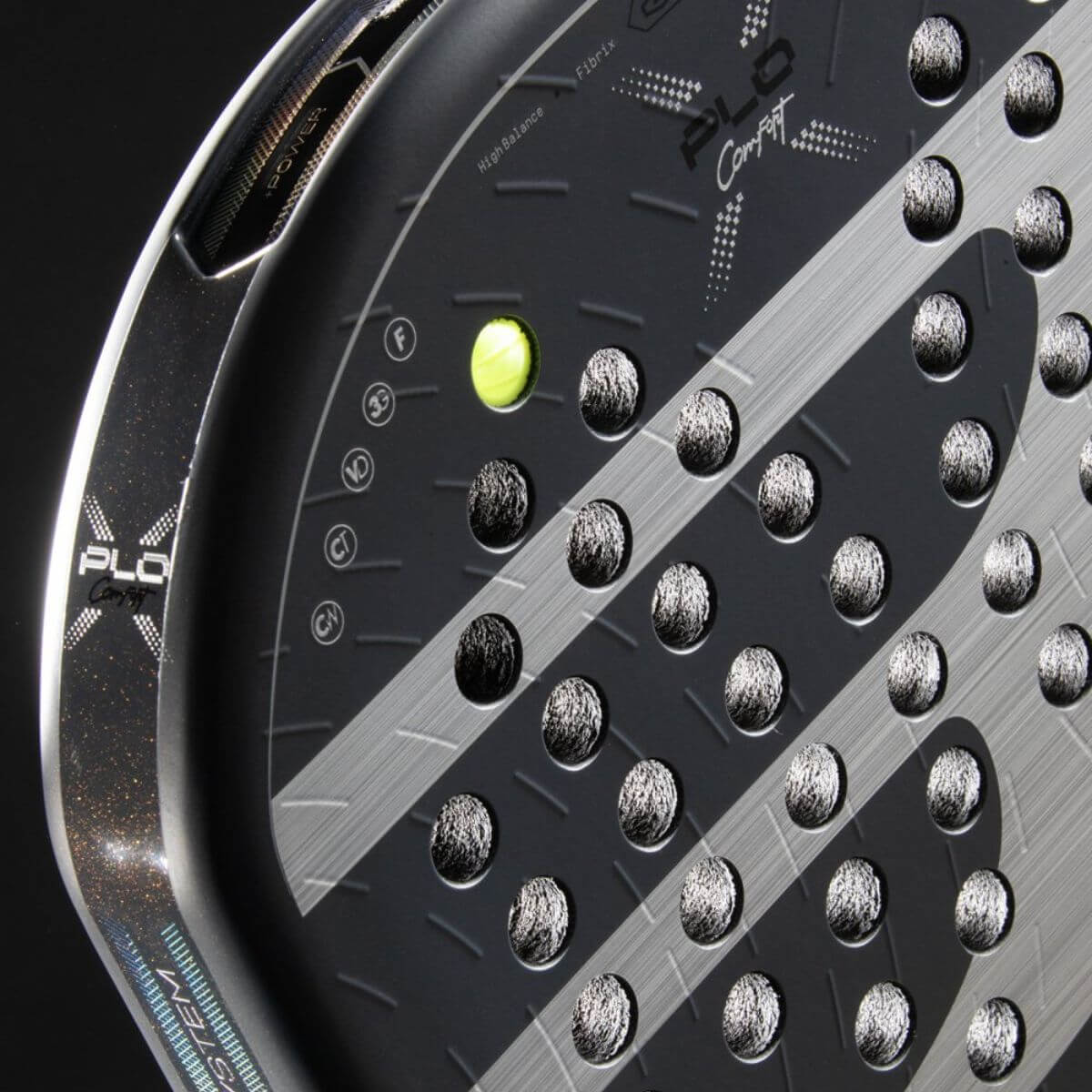 Detail grijze Bullpadel XPLO CMF 26 padelracket – Geometric vorm met Fibrix-blad, Multieva-kern en 3D Grain. Explosieve power met ultiem comfort.