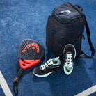HEAD Pro Backpack 28L NV – navyblauwe sportieve rugzak met 28L inhoud, 2 racketvakken en geïntegreerd schoenenvak op een blauw padelveld.