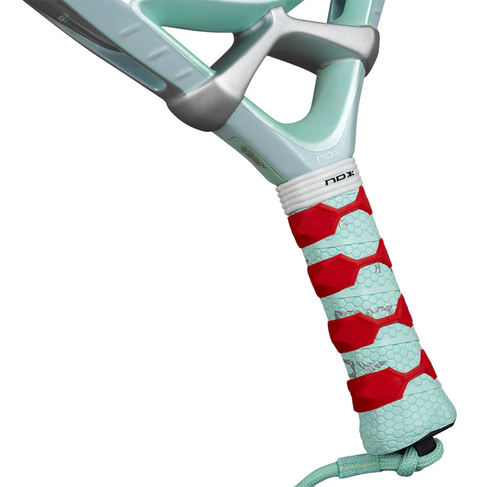 Handvat Nox Ventus Hybrid 12K Lite 2026 – Lichtgewicht professioneel padelracket met 12K Carbon, MLD Black EVA-kern en 3D Dual Spin-textuur.