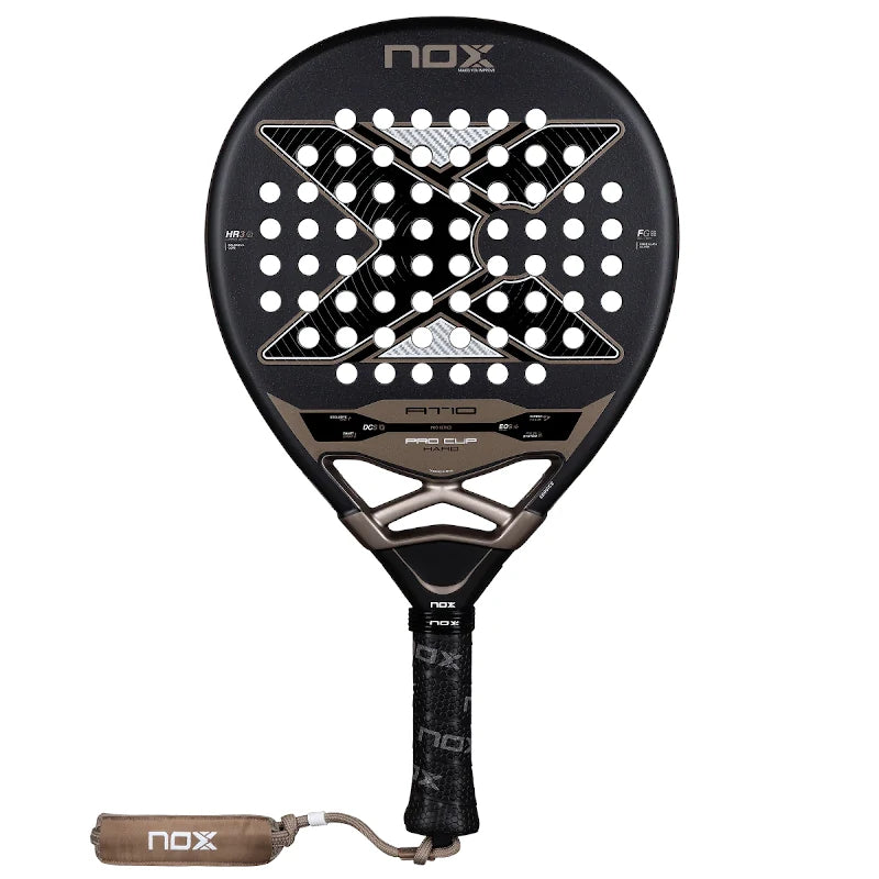 Vooraanzicht zwart padel racket NOX AT10 Pro Cup Hard 2026 met donker bruine details