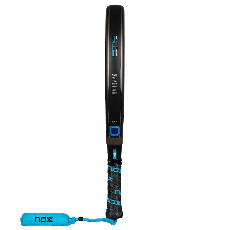 Zijaanzicht zwart padel racket NOX AT10 Pro Cup Soft 2026 met licht blauwe details