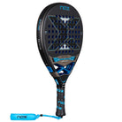 Schuin vooraanzicht zwart padel racket NOX AT10 Pro Cup Soft 2026 met licht blauwe details